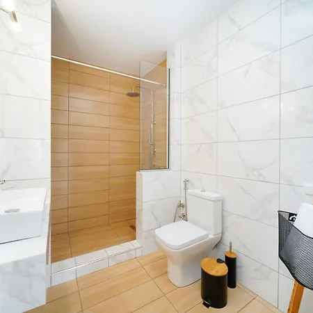 Jennifer شقة خْريسيا أموذيا